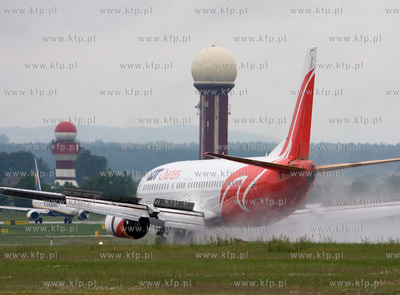 Gdansk, Rebiechowo. Nz. Boeing 737-45D linii LOT Charters.
06.07.2009
fot....