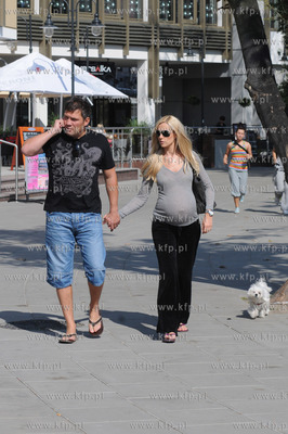 Sopot. Centrum Haffnera. Dariusz Michalczewski z zona...