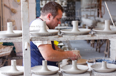 Chmielno. Zaklad Ceramiczny Genius. Nz. Waldemar Szymichowski,...