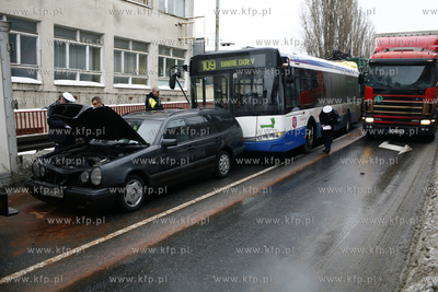 Utrudnienia na zjezdzie z estakady na ulice Hutnicza...