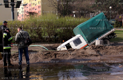 Awaria wodociagowa na skrzyzowaniu ul. Morskiej i Krynickiej...