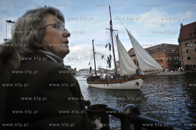 IV Zlot Oldtimerow w Gdansku -  parada wiekowych jachtow...