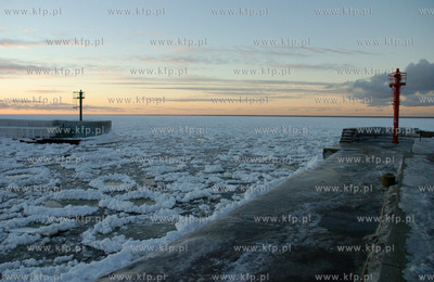 Ustka. Kra lodowa zablokowala kanal portowy w Ustce....