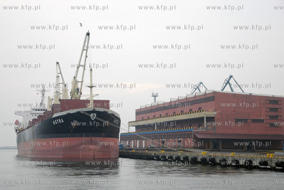 Port Gdynia. Zaladunek zlomu na masowiec Astra bandery...