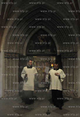 Nabozenstwo meki Panskiej w Wielki Piatek w Katedrze...