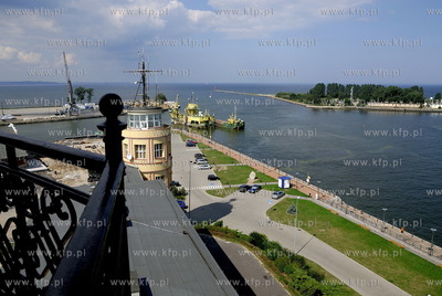 Gdansk, Port Gdanski. Widok z latarni morskiej na wyjscie...