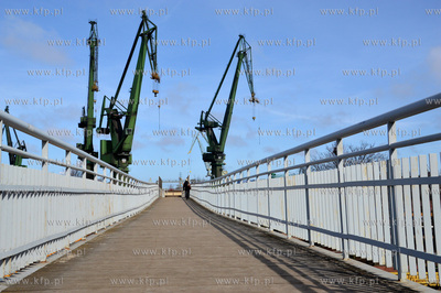 Gdansk. Dzwigi Stoczn Gdanskiej i kladka dla pieszych...