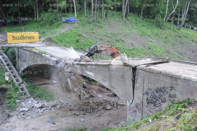 Wyburzanie Mostku Weisera Dawidka na gdanskiej Strzyzy....