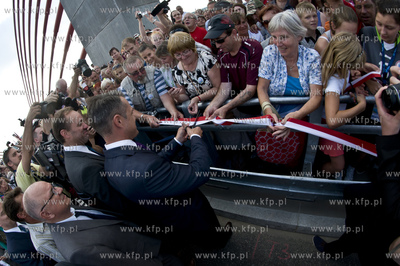 Otwarcie mostu w Kwidzynie. Nz. wstege przecinaja Minister...
