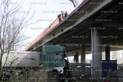 Wypadek na na Estakadzie Kwiatkowskiego w Gdyni. Jadaca...