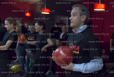 Slupsk. Prezydent Robert Biedron gral w kregle w  Kregielni...