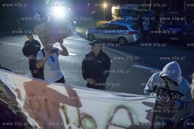 Jurata. Protest 3XNIE przy wjezdzie do letniej rezydencji...