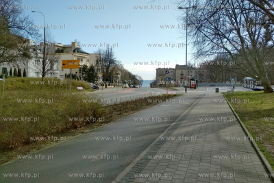 Gdynia. Wyludnione ulice i place zabaw. Nz. Pusta al....