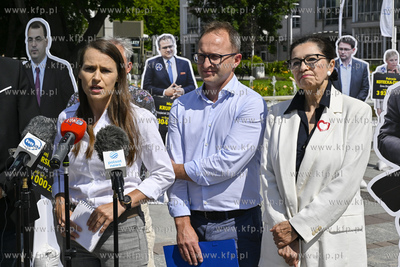 Sopot. Plac Przyjaciol Sopotu.  Konferencja prasowa...