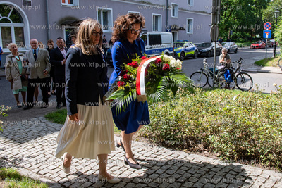Uroczystości złożenia kwiatów pod pomnikiem Pamięci...