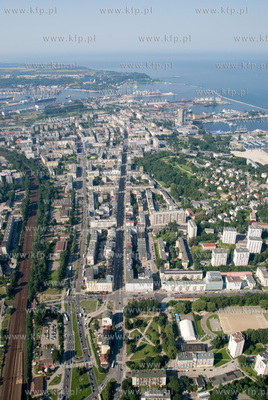 Centrum Gdyni z lotu ptaka. Widok w strone Portu. 16.07.2007...