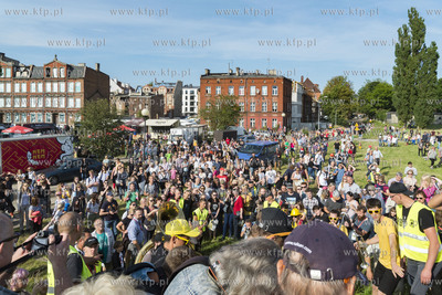 Gdańsk. Festiwal teatrów Ulicznych FETA. Always Drinking...