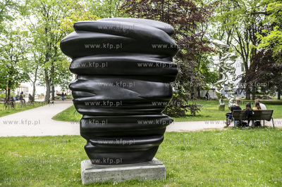 Sopot. Park Północny. Ogromne rzeźby Tony'ego Cragga,...