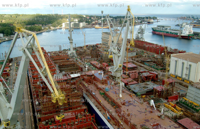 Stocznia Gdynia, widok z suwnicy. W dole suchy dok...