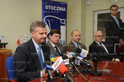 Minister Aleksander Grad w Stoczni Gdynia. Nz min....