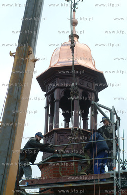 Montaz kolejnej wiezyczki na remontowanej hali targowej...