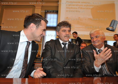 W siedzibie Rady Miasta Gdanska podpisano umowe pomiedzy...