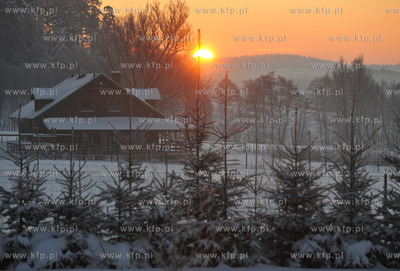 Zima w Sulminie na Kaszubach. Wschod slonca w mrozny...