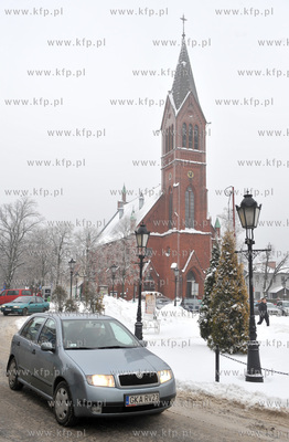 Kosciol sw. Kazimierza i Rynek w Kartuzach zima. 19.01.2010...
