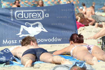 Promocja prezerwatyw Durex na plazy w Sopocie. 29.07.2004...
