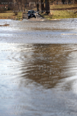 Wezbrane wody rzeki Radunia spowodowaly podtopienia...