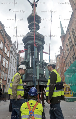 Po zdemontowaniu szczytowej czesci helmu wiezy Ratusza...