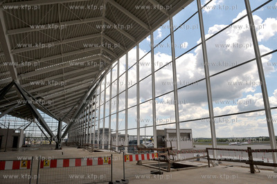 Uroczystosc zawieszenia wiechy nad nowo budowanym terminalem...