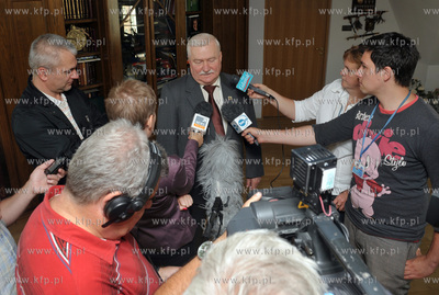 Byly premier Leszek Miller zlozyl wizyte Lechowi Walesie...