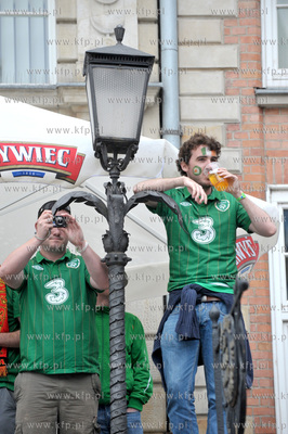 Gdansk, Dlugi Targ. Irlandzcy i hiszpanscy kibice bawia...