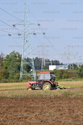 Orka na polu w Leznie na Kaszubach przy drodze w kierunku...