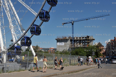 Wielkie kolo widokowe stanelo na Wyspie Spichrzow w...