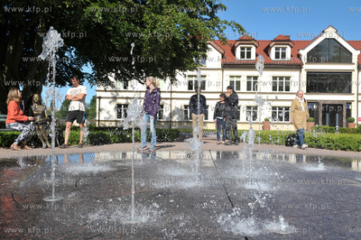 Viva Oliva swieto gdanskiej dzielnicy Oliwa. Spacerowicze...