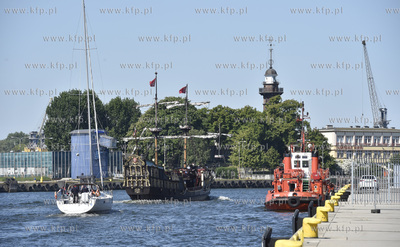 Kanał portowy Portu w Gdańsku. Nz. jacht i galeon...