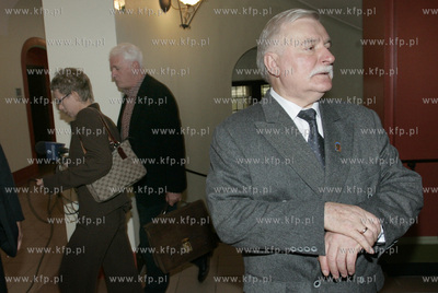 Gdansk.  Sad Okregowy  orzekl, ze b. sekretarz redakcji...