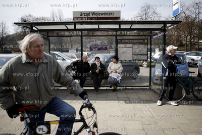 Gdansk. Urzad Wojewodzki.  Emeryci i rencisci protestowali...