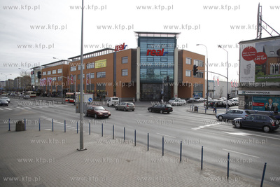 Centrum handlowe Real na gdanskim Przymorzu.
27.03.2012
fot....