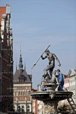 Gdansk. Czyszczenie i konserwacja fontanny Neptuna...