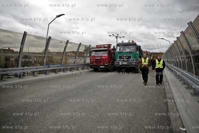 Proby obciazeniowe na estakadzie nad al. Grunwaldzka....