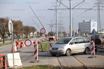 Tramwaj linii 10 jadacy wzdluz przebudowywanej ul.Marynarki...