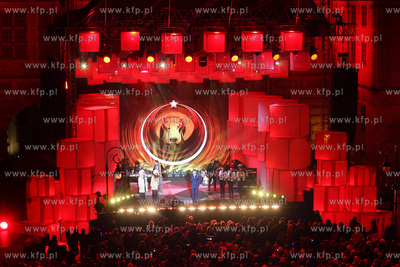 Cala Polska spiewa koledy, koncert na Dlugim Targu...