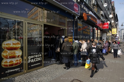 Gdynia Tlusty czwartek. Kolejka po paczki do cukierni...