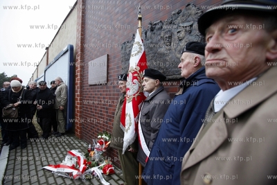 Gdansk. Dzien Pamieci Zolnierzy Wykletych. Nz. zlozenie...