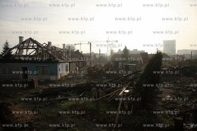 Wyburzanie tzw. Indianskiej Wioski ( osiedle parterowych...