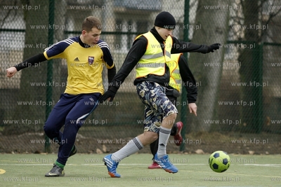Gdansk Zaspa. Pilkarski turniej dzikich druzyn Do przerwy...