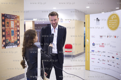 Gdynia. Festiwal Filmowy w Gdyni. Nz. Tomasz Kot udziela...